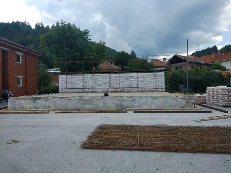 Ремонт на откритата сцена в двора на ОУ в Босилеград