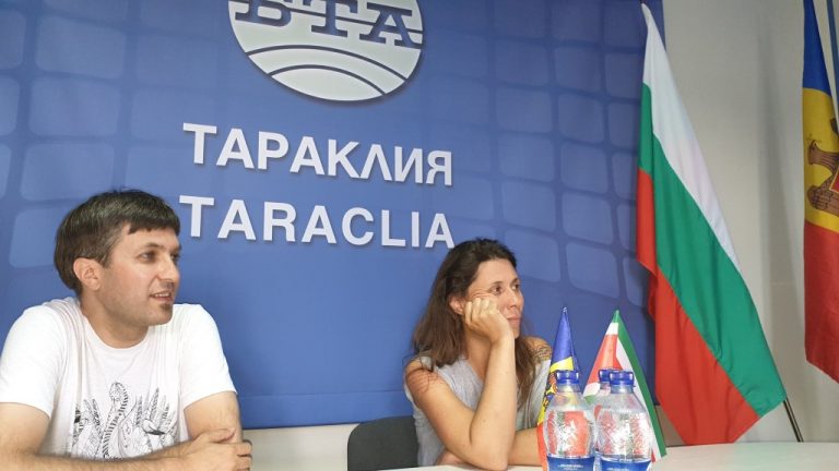 Семейна двойка писатели блогъри от София посетиха българите в Молдова