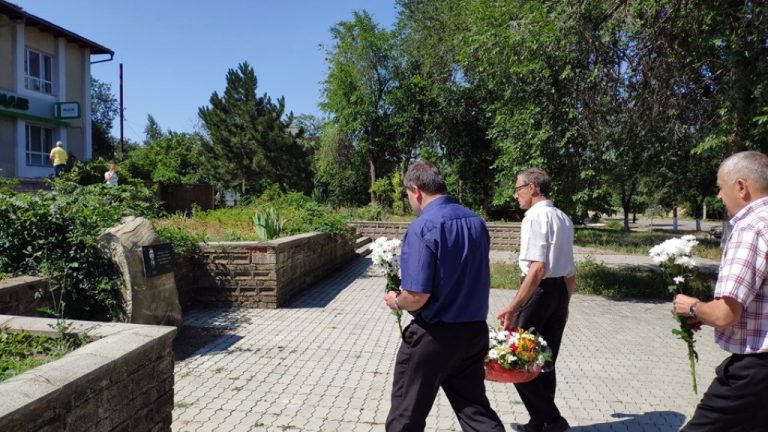 Тараклийци поднесоха цветя пред паметника на Васил Левски