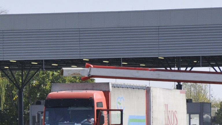 Автобуси чакат над час да влязат в Сърбия