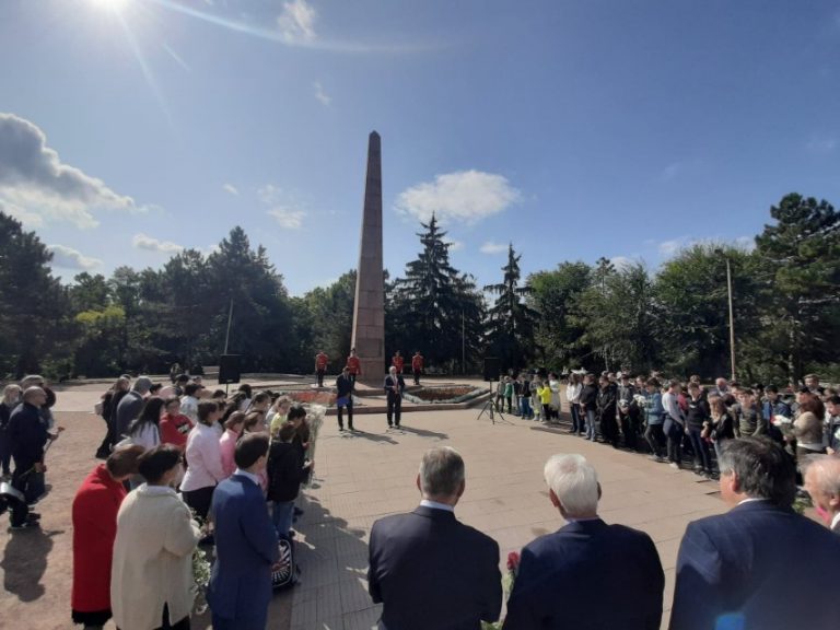 Българската общност в Молдова положи цветя и венци пред паметника на българските опълченци