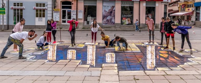 „Градът под повърхността“ или 3 D стрийт арт на площад „Велбъжд“ в Кюстендил