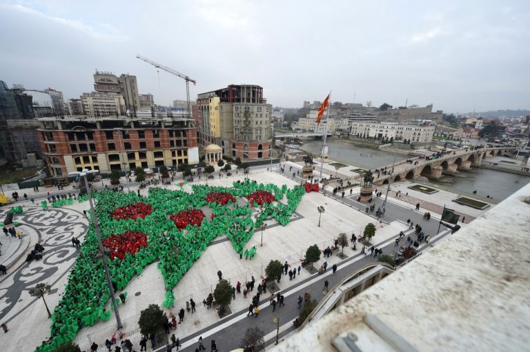 Гражданите на Скопие се опитаха да подобрят рекорда на Гинес за най-голямо човешко коледно дърво