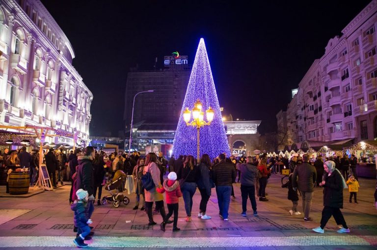 На централния площад в Скопие беше открит зимния град – Винтерленд и беше поставена голяма коледна елха