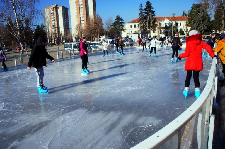 В повече градове в Северна Македония бяха поставени ледени пързалки на открито