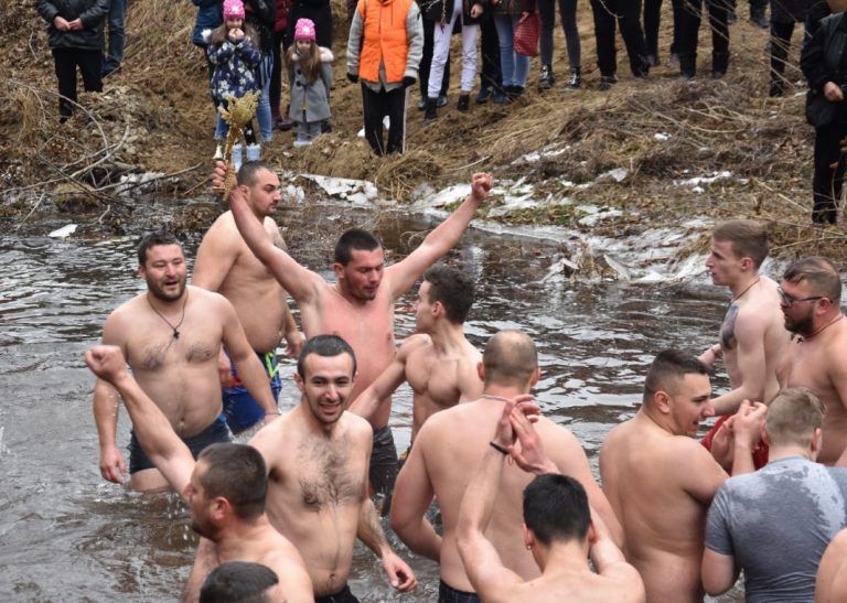 Милян Митов извади кръста от ледените води на Драговищица в Босилеград (Видео)