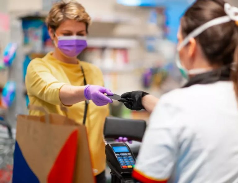 Затягане на мерките: Маските на закрито отново са задължителни