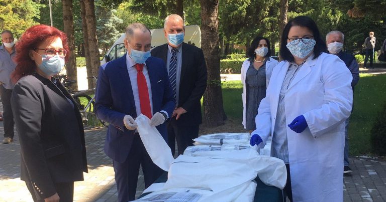 Екипите на българското посолство в Скопие и генералното консулство в Битоля дариха защитни костюми на болници в Битоля и Охрид