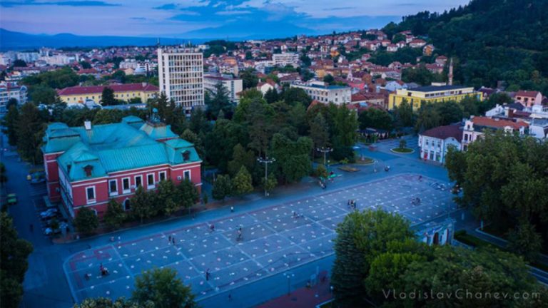 Площадът в Кюстендил бе обсипан с череши, въпреки отмяната на празника