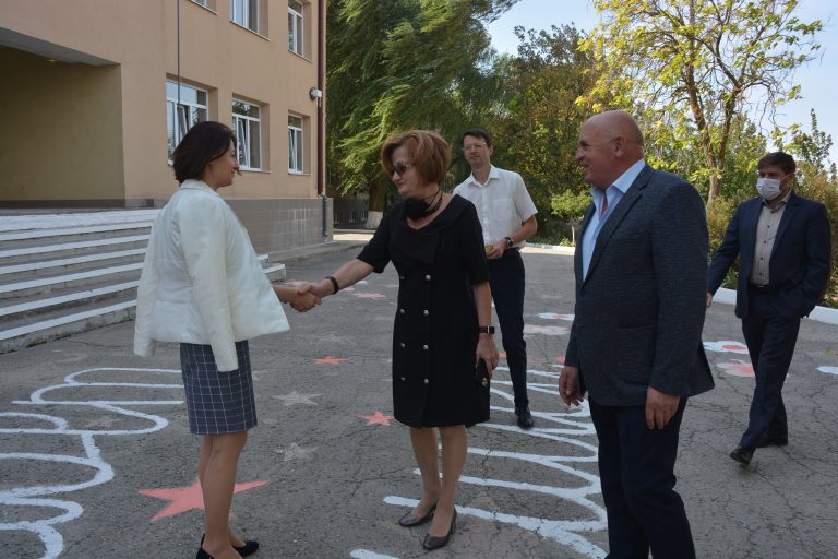 Лицеят „Иван Вазов“ в Тараклия получи безвъзмездно 15 компютъра на сума десет хиляди лева от български инвеститор в Молдова