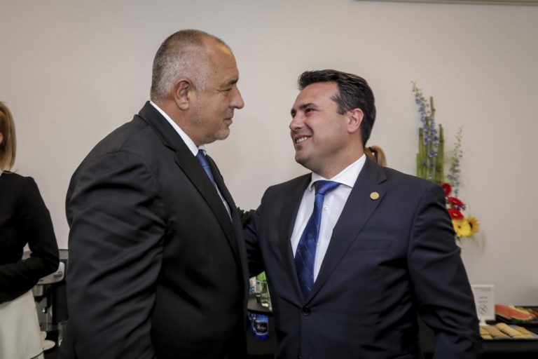 Македонският премиер благодари на българския премиер за помощта с ваксините срещу Covid-19, a страната започва подготовките за ваксинация