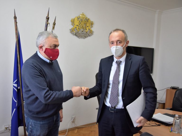 Министърът на образованието и науката Красимир Вълчев прие символично ключа от къщата в с. Задунаевка в Украйна