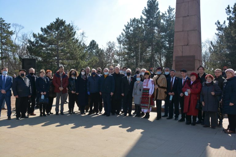 Българи склониха глави пред паметника „Шипка“ в Кишинев по случай 3 март – националния празник на Република България.