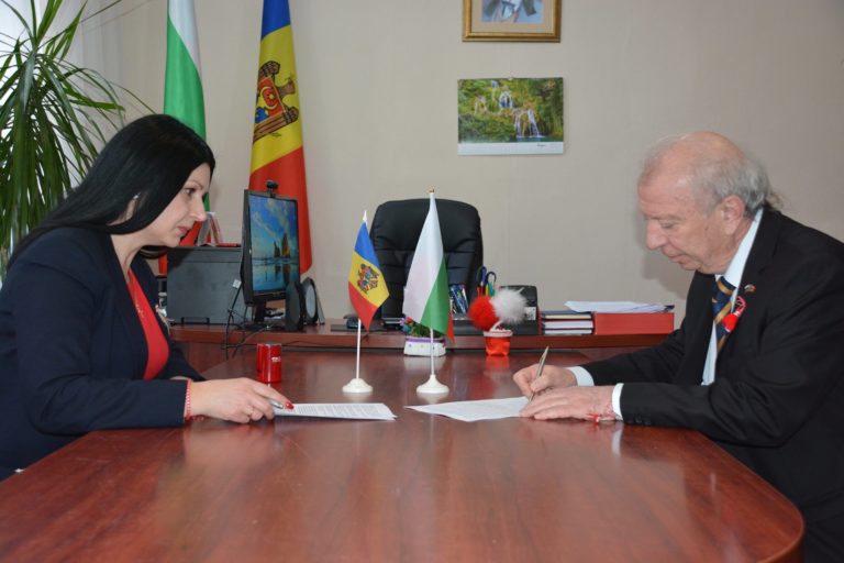 Българският посланик в Молдова и директорката на лицея „Васил Левски“ подписаха споразумение на стойност 49 000 лева