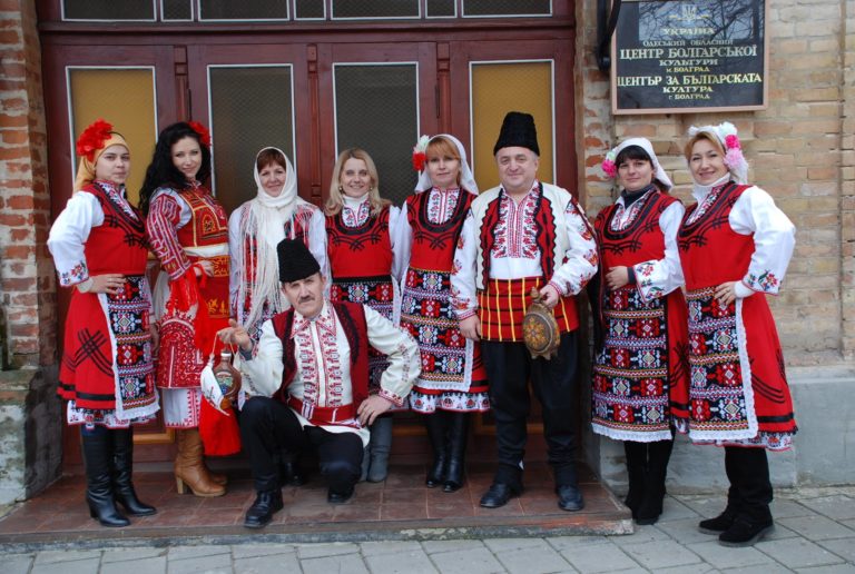 “Фолклорът – живата връзка между поколенията“.