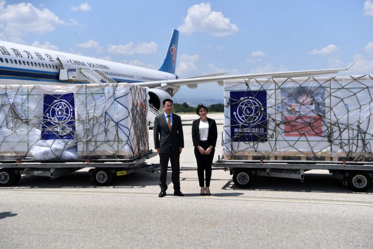 Нови пратки с общо 600.000 ваксини срещу Covid-19 пристигнаха в Северна Македония