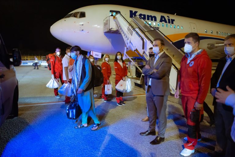 Първата група бежанци от Афганистан пристигна в Северна Македония