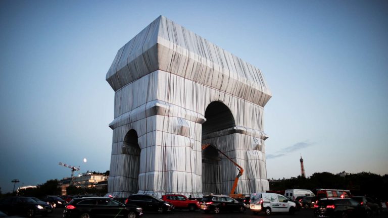 МЕЧТАТА НА КРИСТО И ЖАН-КЛОД: Откриха за посетители опакованата Триумфална арка
