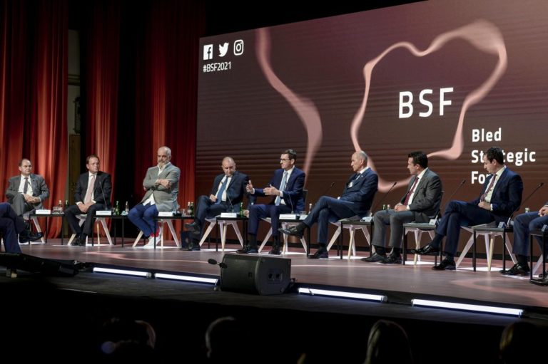 Премиерът на Северна Македония и президента на България разговаряха по време на Бледския стратегически форум в Словения