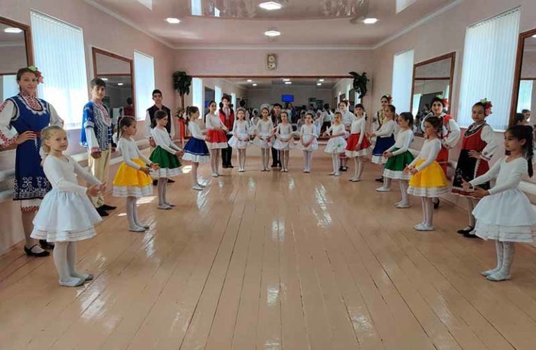 Българският танцов състав «Хоро» към Болградската гимназия «Г.С. Раковски» е удостоен със званието „народен”