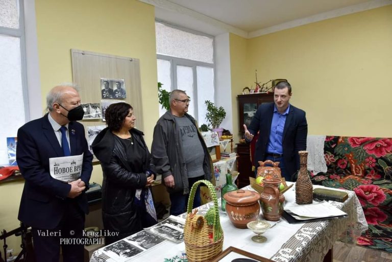 Българският посланик в Молдова и кметицата на село Паркани откриха музей на историята на селището