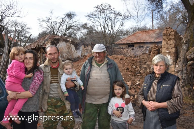 ИЗГОРЯ КЪЩАТА НА СЕМЕЙСТВО СТОЙЧОВИ В С. ГОЛЕШ,  БОСИЛЕГРАДСКО  (ВИДЕО)