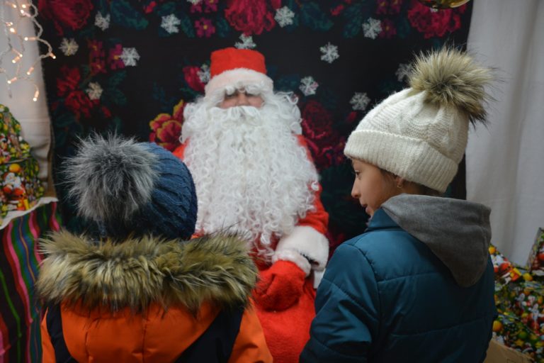 Приказният старец пристигна в Тараклия и вече приема децата в къщичката си