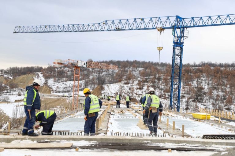 Премиерът на Северна Македония инспектира строежа на новия скоростен път до Крива Паланка, който е част от Коридор №8