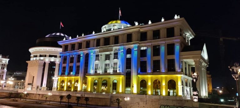 Властите в Северна Македония остро осъдиха военната намеса на Русия в Украйна, а сградата на МВнР в Скопие беше осветена с цветовете на украинското знаме