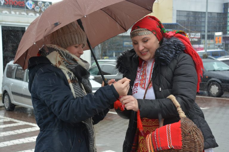 Баба Марта и помощничките й вързаха мартеници на жителите на Тараклия