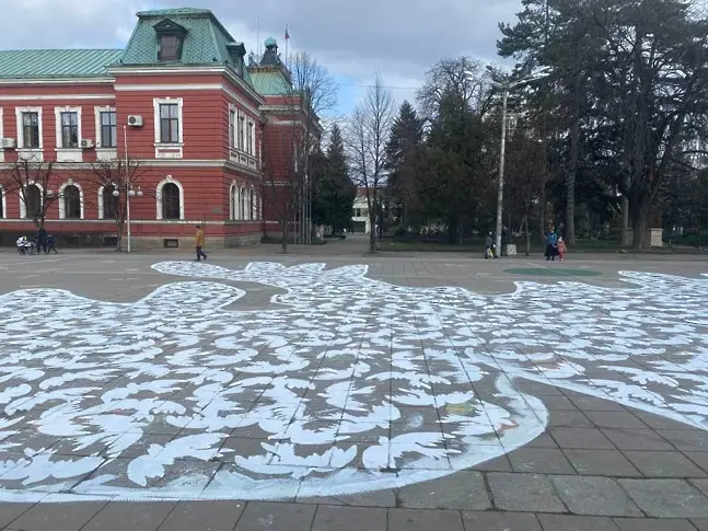 Гълъб на площ 1 декар и молитва за мир на площад Велбъжд