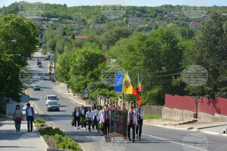 Празнично шествие с ликовете на братята Кирил и Методий премина по улиците на Тараклия