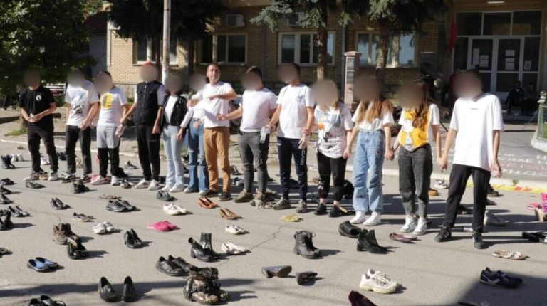 Uličnim performansom „Raskršće“ simbolično ilustrovani odlasci ljudi iz Bosilegrada