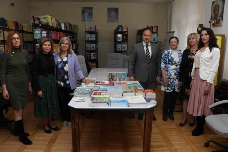 ОУ „Христо Ботев“ в Цариброд се сдоби с нови книги на български език