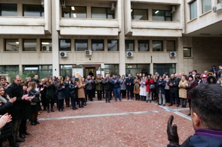 Служители на МВнР хвърляха жълти стотинки в знак на протест