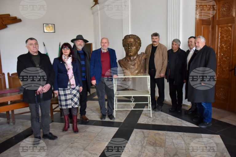 Бюст-паметник на Васил Левски, дело на скулптора Димитър Рашков, ще бъде открит в молдовския град Тараклия