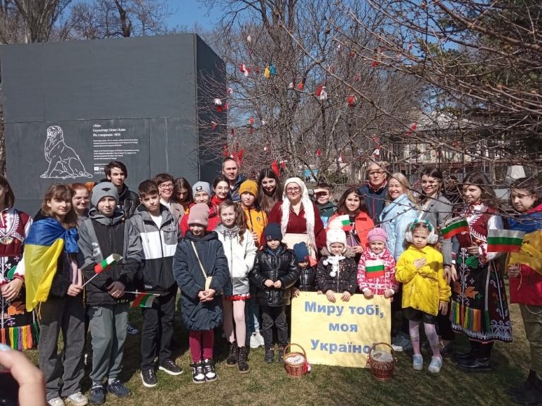 Българчета в Одеса изпратиха Баба Марта