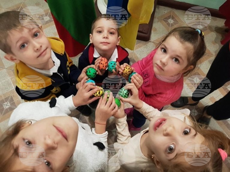 Българчета в Одеса се учиха да украсяват великденски яйца