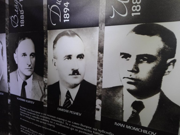 Фотодокументалната изложба част от откриването на Международния детски Великденски фестивал