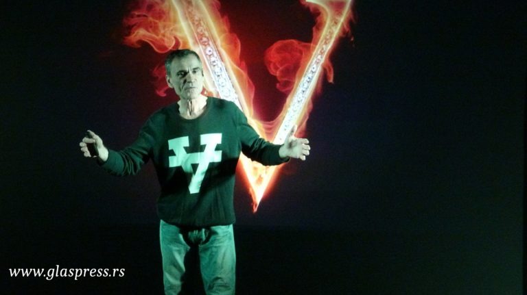 Колоритният спектакъл „Мемоарите на един въргал“ на сцена в Босилеград (Видео)