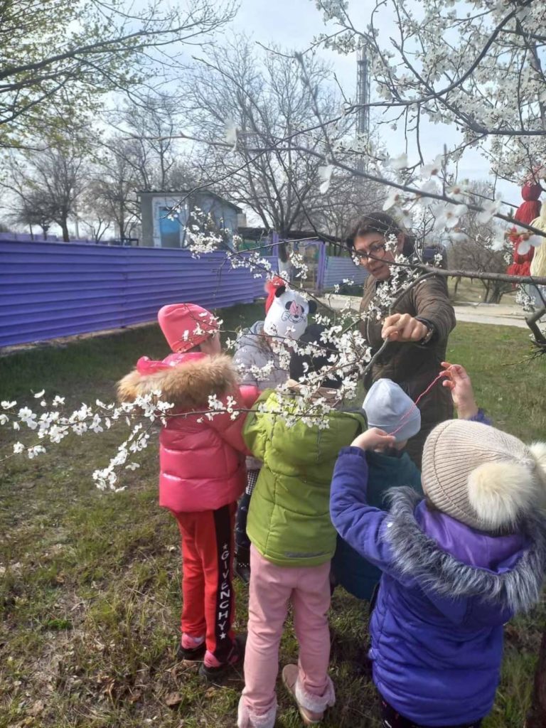 Възпитаниците на Детска ясла „Златно ключе“, град Тараклия вързаха мартеничките си на плодно дръвче и „си пожелаха желание, което със сигурност ще се сбъдне!!!“, споделиха в социалните мрежи от детската институция.