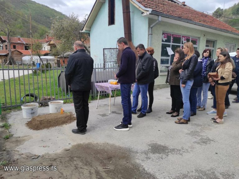 Босилеградчани отдадоха почит на жертвите в Белград