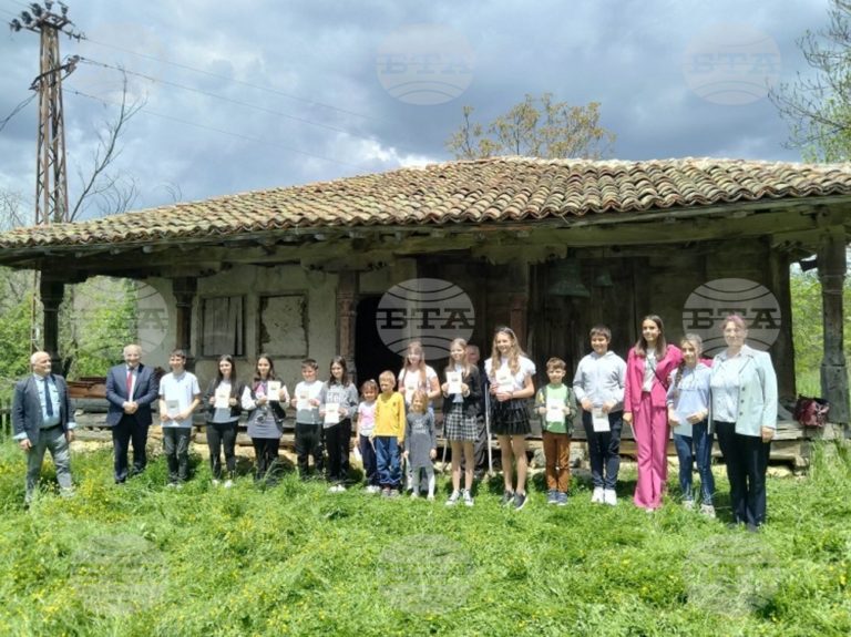 Пред църквата “Света Троица“ в село Извор започнаха тържествата за 24 май в Босилеград