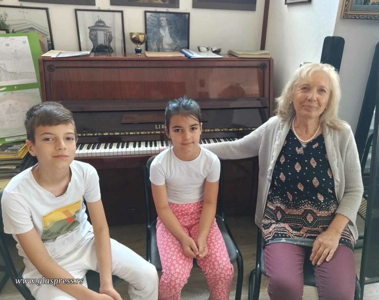 Дарителката на пиано, Жанета Стоянчева посети Босилеград