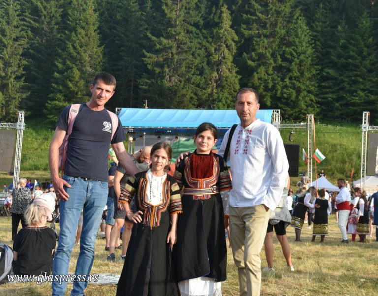 Ученичките Лена и Яна от Босилеград с участие на събора Рожен 2023