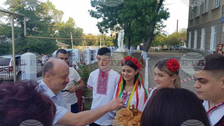 Генералният ни консул в Одеса взе участие в училищно празненство в българско село от Болградски район