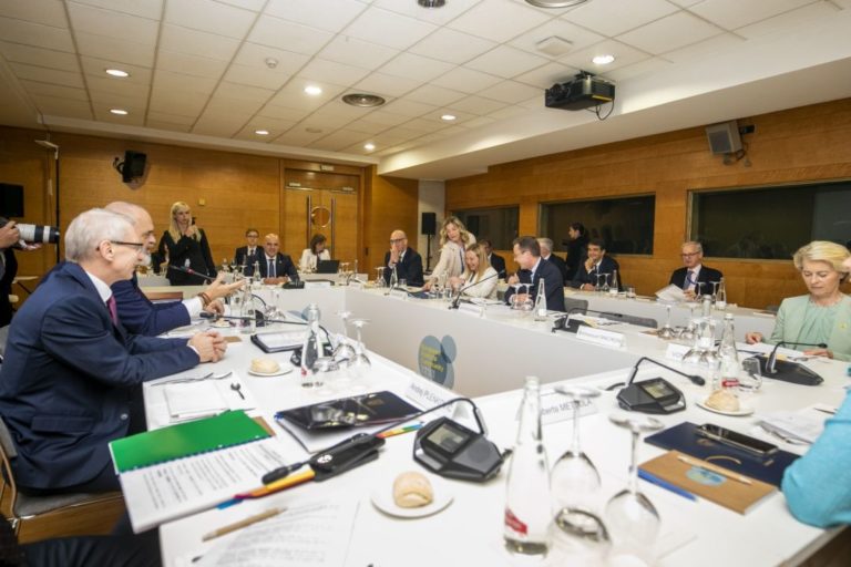 Премиерът на Северна Македония участва на срещата на Европейската политическа общност в Испания