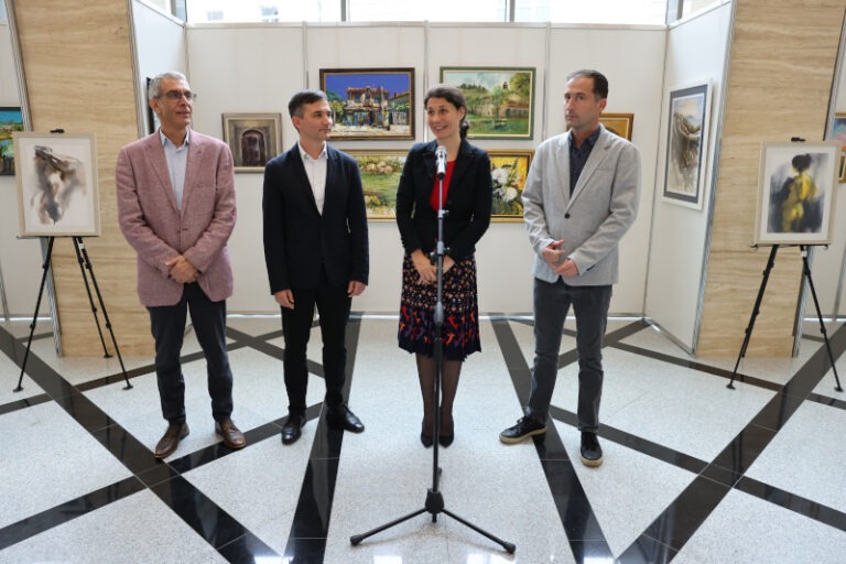 В Народното събрание беше открита благотворителната изложба „Босилеград в цветове“