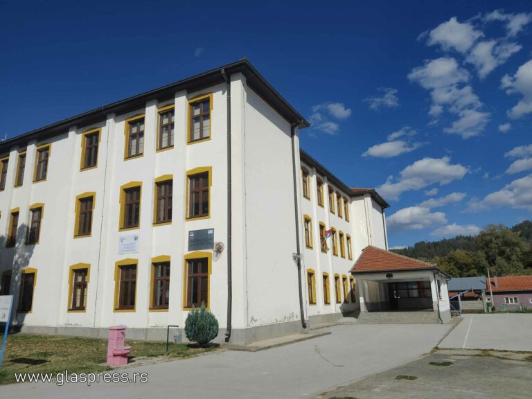 Гимназията в Босилеград отбеляза 82-годишнина с културно-художествена програма