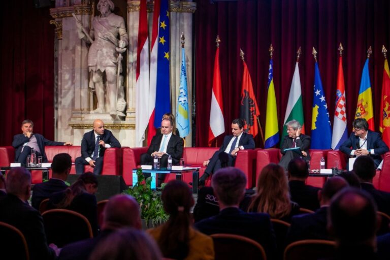 Премиерът на Северна Македония участва на Виенския икономически форум